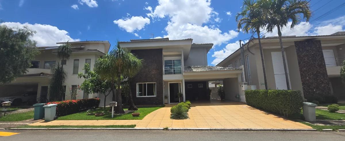 Fachada do Sobrado no Condomínio Jardins Mônaco Goiânia – 5 Quartos com Piscina