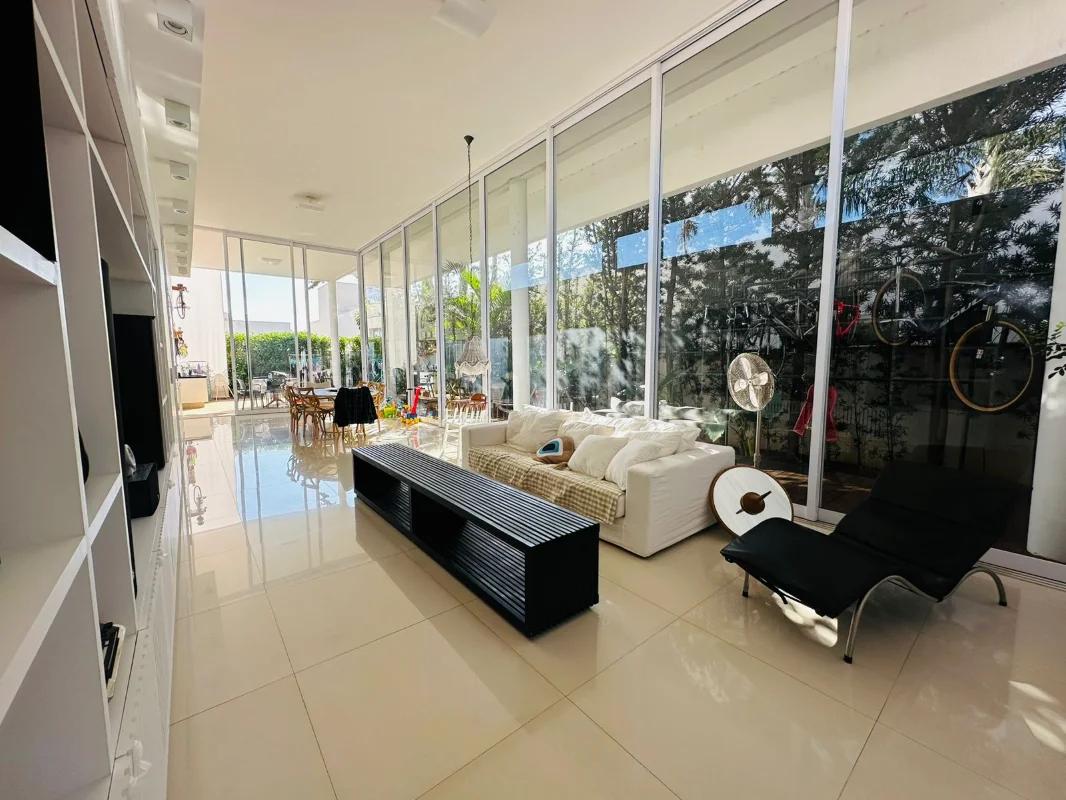 Fachada do Casa à Venda no Jardins Verona Goiânia: Mansão com 4 Suítes e Lazer