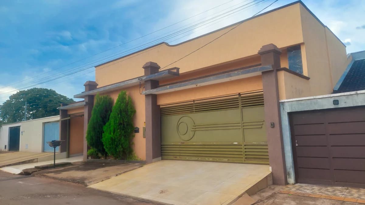 Fachada do Sobrado com 4 Quartos e Acesso ao Córrego em Nerópolis