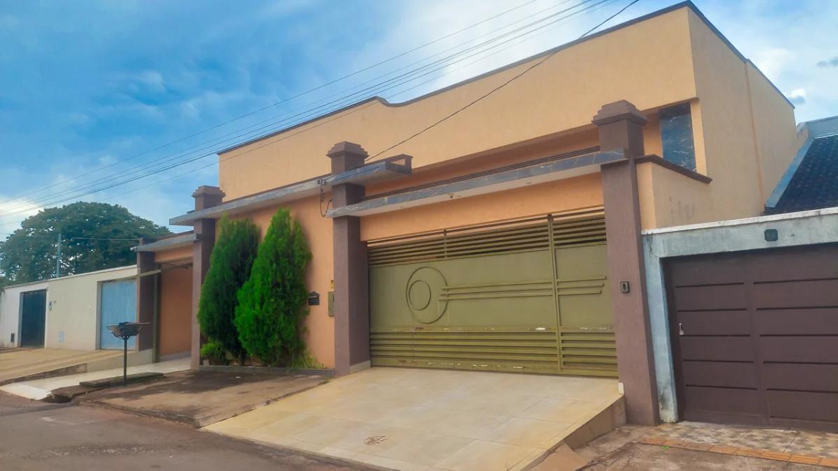 Fachada do Sobrado com 4 Quartos e Acesso ao Córrego em Nerópolis