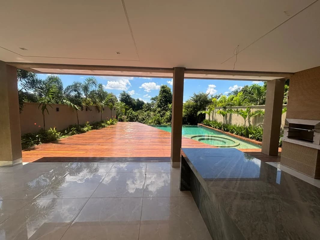 Fachada do Casa Triplex no Condomínio do Lago | 490m² | 5 Suítes | Fundo para a Mata