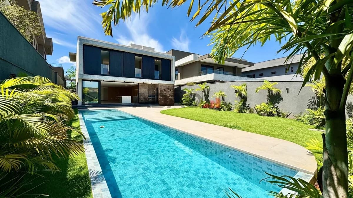Fachada do Casa de Alto Padrão no Jardins Itália | 369 m², 4 Suítes e Home Cinema