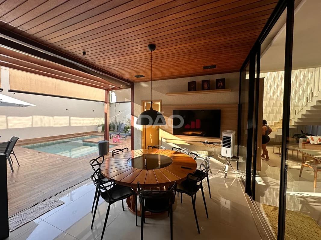 Fachada do Sobrado no Residencial Vale Verde | 303 m², 4 Suítes e Piscina