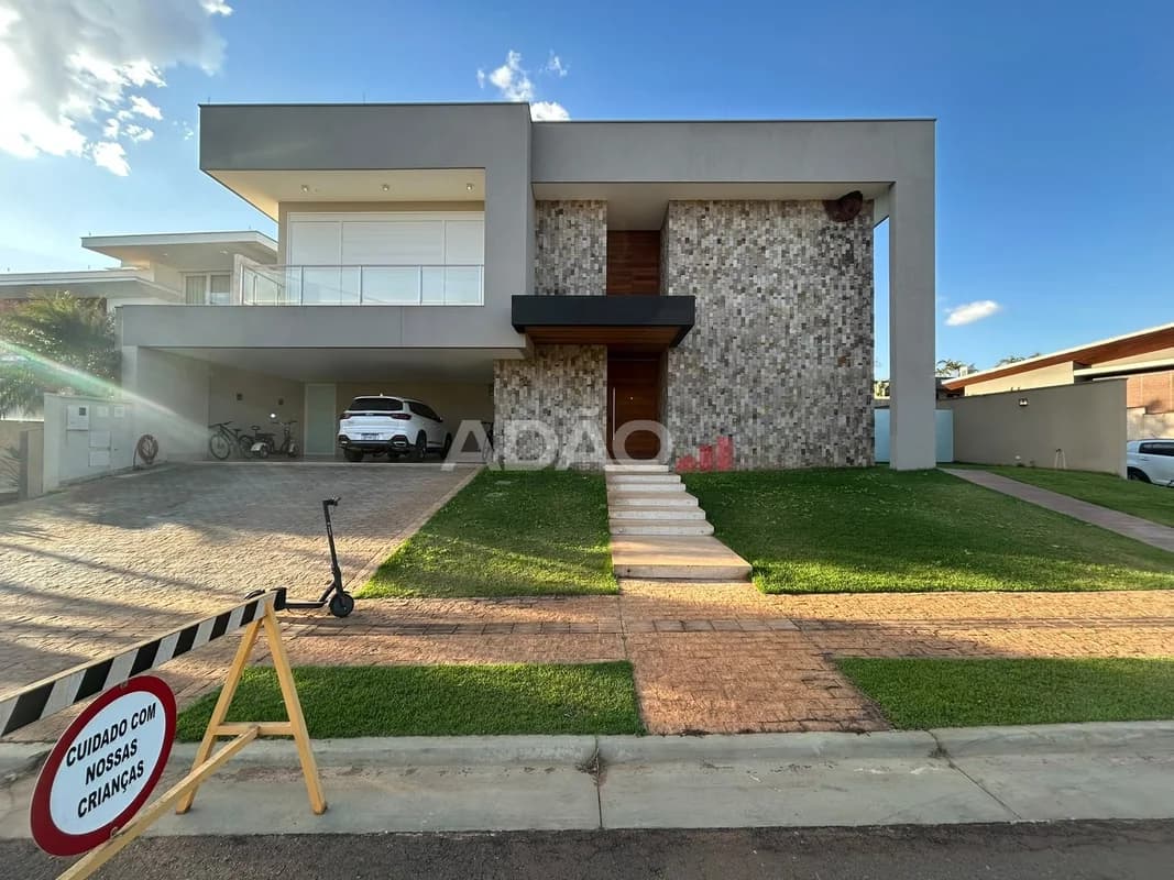 Fachada do Sobrado no Jardins Munique | 630 m², 4 Suítes, Elevador e Piscina Aquecida