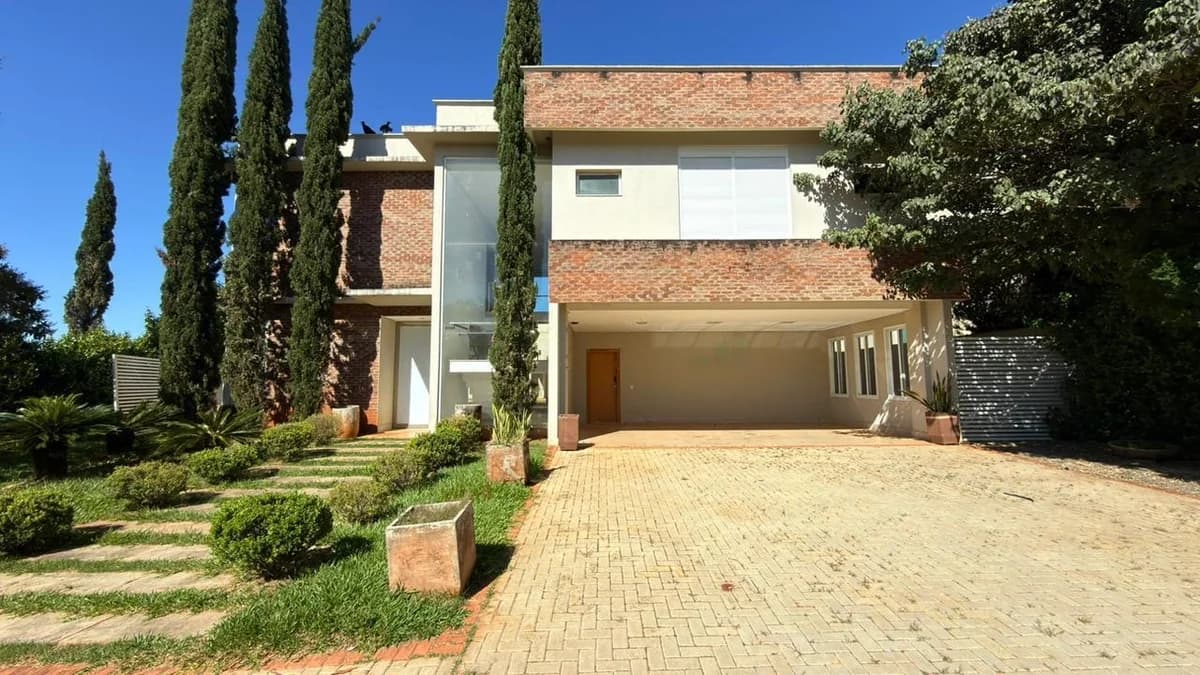 Fachada do Sobrado de Esquina no Alphaville Goiás | 422 m², 4 Suítes e Piscina