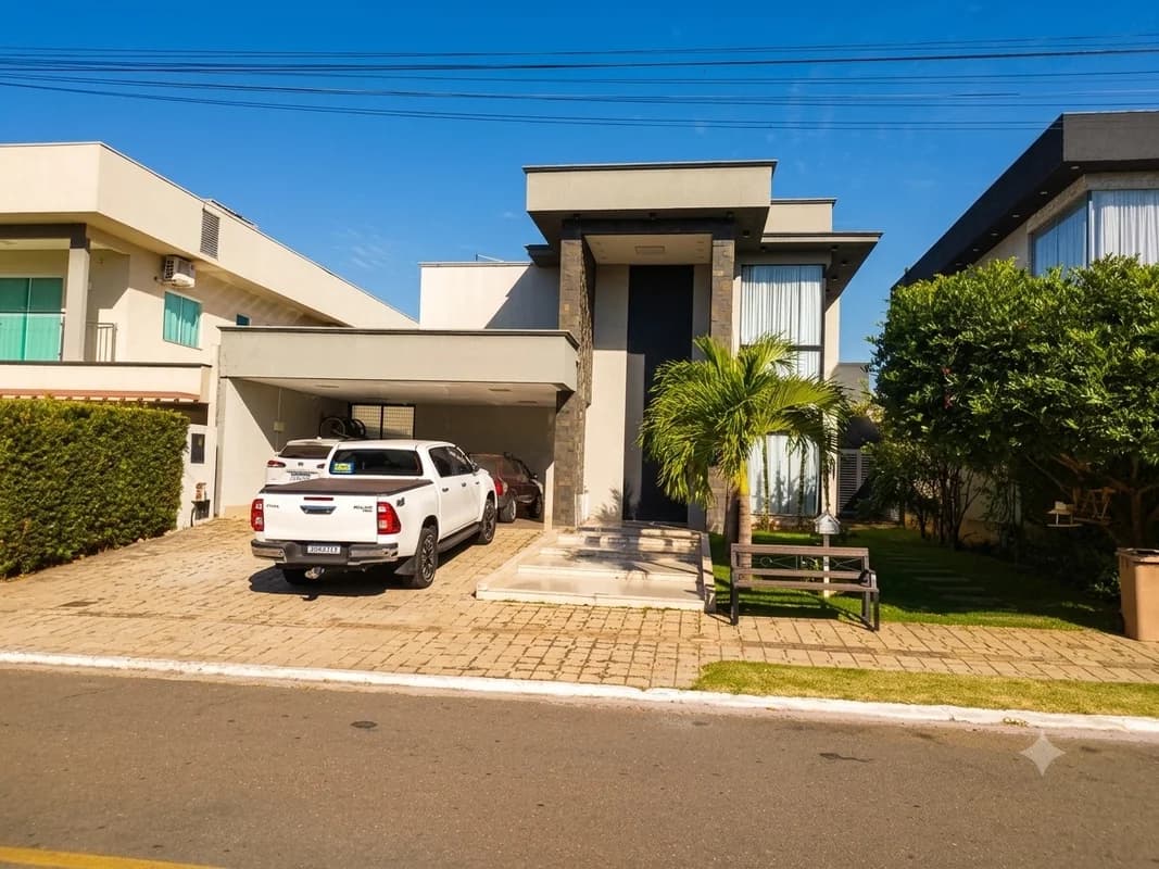Fachada do Casa no Condomínio do Lago 2ª Etapa, Goiânia | 240m² | 3 Suítes | Pé-direito alto