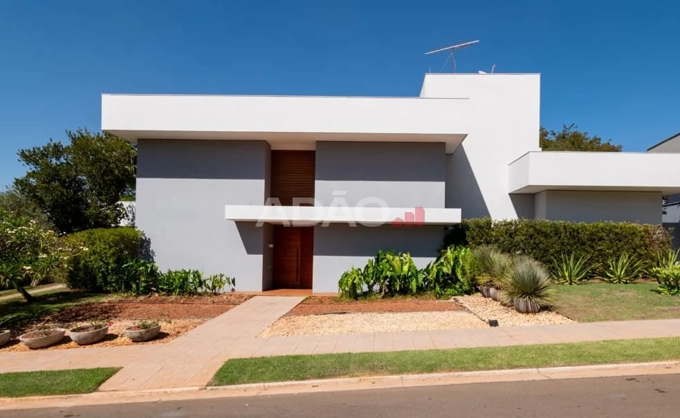 Fachada do Sobrado 4 Suítes no Alphaville Araguaia | 426 m² e Piscina com Borda Infinita