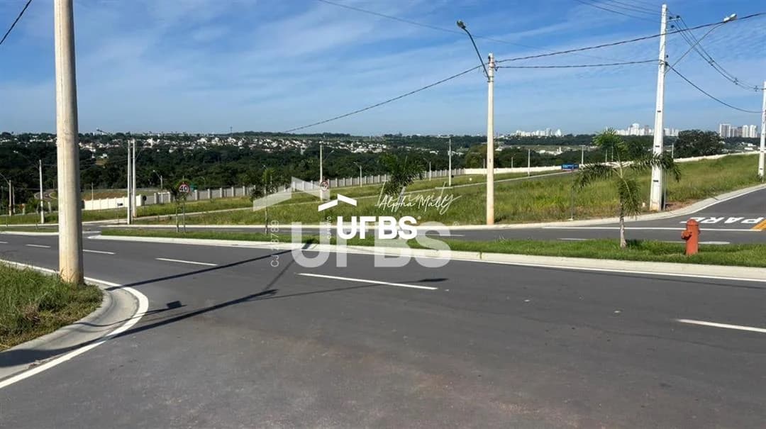 Fachada do Lote de Esquina no Vinhas Flamboyant | 350m² | Pronto para Construir