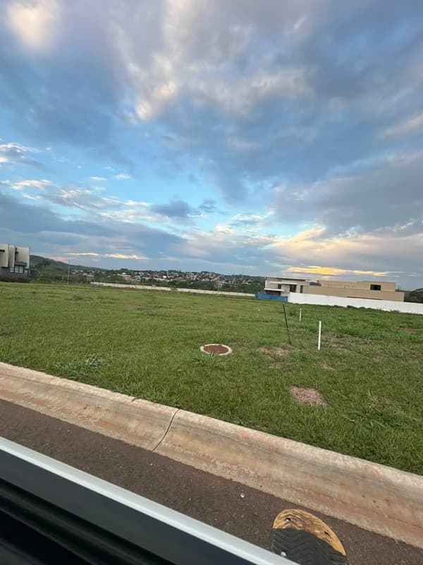 Fachada do Terreno no Plateau D'or Unique, Parque Cidade | 740m² | Entre portaria e quadras de tênis